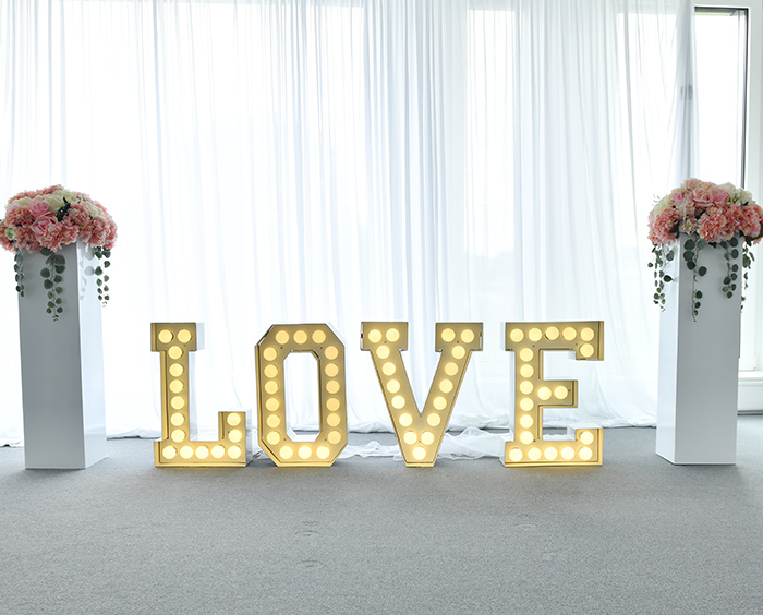 Kleine Leuchtbuchstaben LOVE