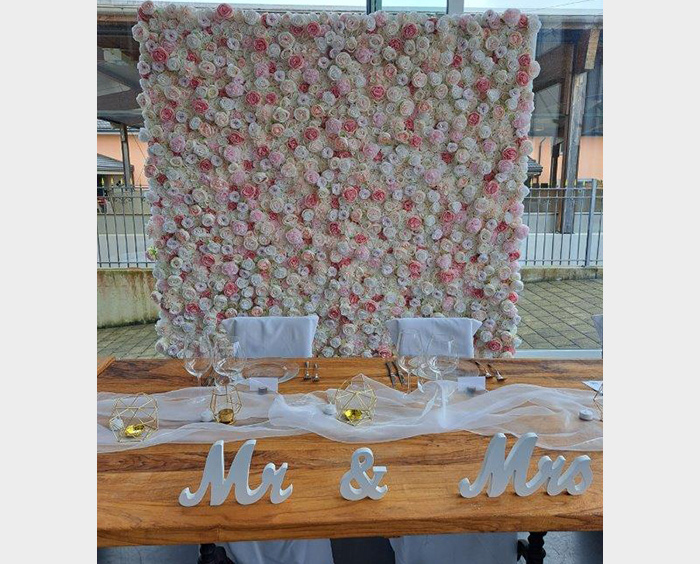 Rosenwand mit rosa Rosen